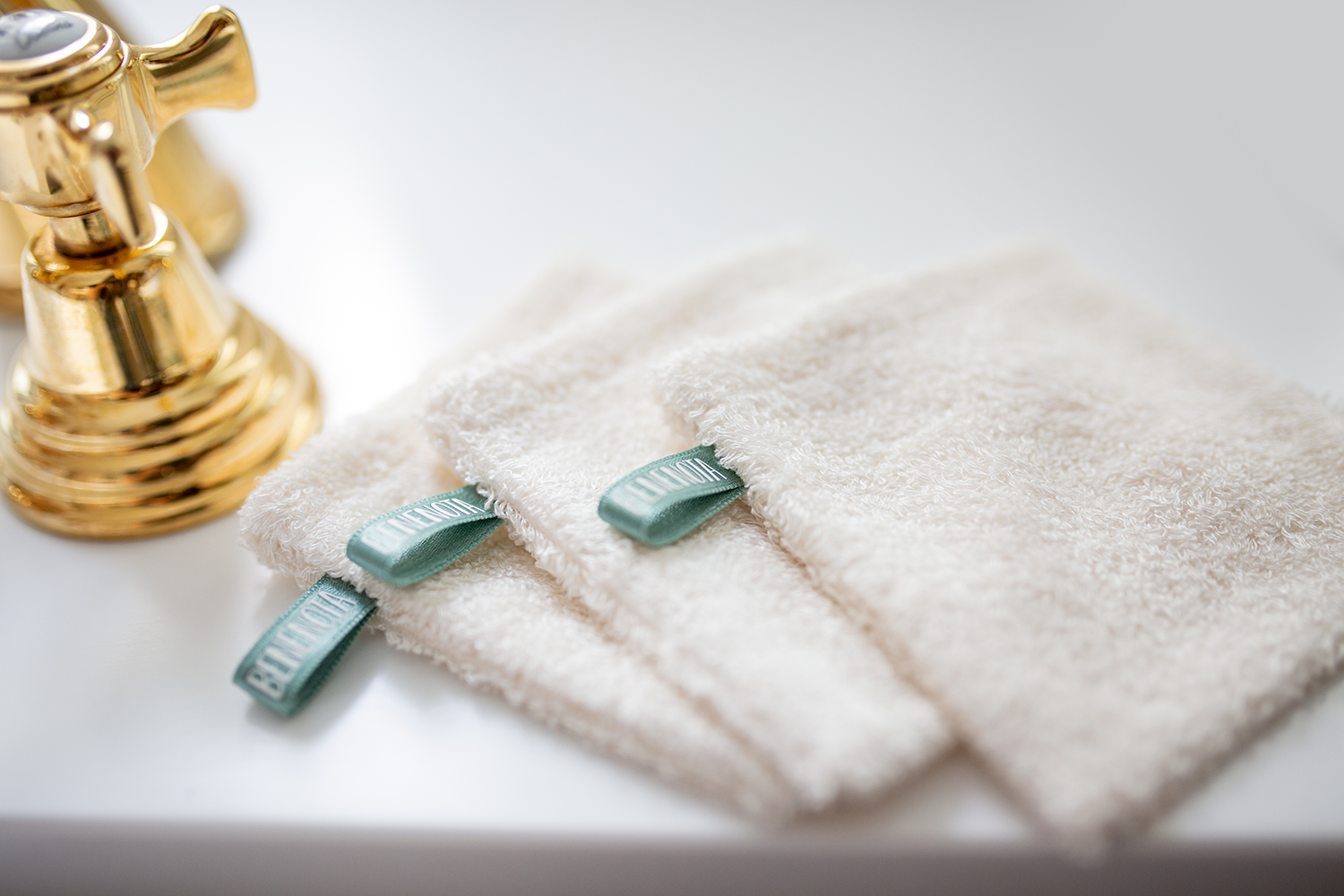 Gant nettoyant et démaquillant lavable réutilisable serviette écologique en  microfibre démaquillant pour le visage - DIAYTAR SÉNÉGAL